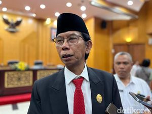 Adi Sutarwijono Kembali Jadi Ketua DPRD Surabaya Adi Sutarwijono Kembali Jadi Ketua DPRD Surabaya