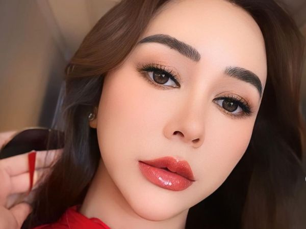 7 Penampilan Terbaru Aura Kasih yang Disorot, Manglingi Hingga Dikira Oplas