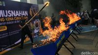 Potret Bea Cukai Bekasi Musnahkan 5 Juta Batang Rokok Ilegal