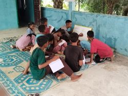 Bripda Seri Si Polisi Rimba Guru Calistung Anak-anak SAD Jambi