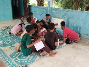 Bripda Seri Si Polisi Rimba Guru Calistung Anak-anak SAD Jambi