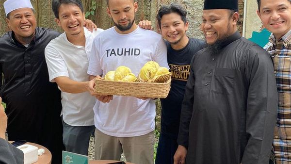 Serunya Dimas Seto saat Makan Durian bareng Istri dan Teman Kajian