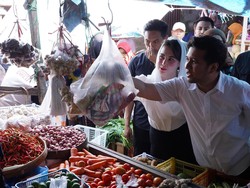 Blusukan ke Pasar Baru Kamal Bangkalan, Begini Janji Emil Dardak