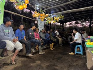Emil Dardak Serap Keinginan Petani Kopi dan Teh di Lereng Gunung Arjuno