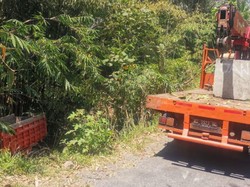 Tak Kuat Nanjak, Truk Pasir Terguling hingga Nyungsep ke Pekarangan di Klaten