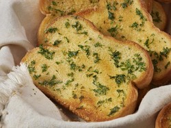 5 Alasan Garlic Bread di Restoran Lebih Gurih Sedap