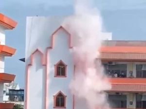 Gedung Fakultas Hukum UMSU Terbakar, Mahasiswa Dipulangkan Gedung Fakultas Hukum UMSU Terbakar, Mahasiswa Dipulangkan