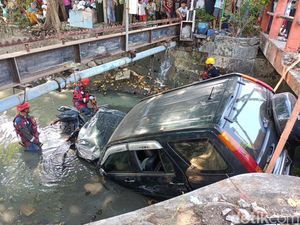 Hindari Motor Nyelonong, Honda CR-V Nyemplung Sungai di Surabaya
