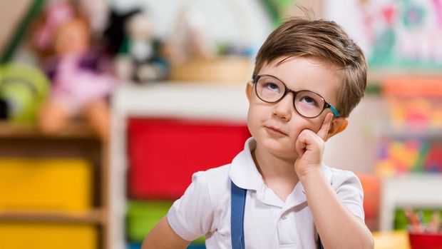 ilustrasi anak pakai kacamat