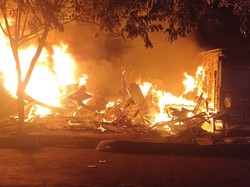 Diduga Tertidur Saat Panaskan Makanan, 7 Stan di Surabaya Terbakar