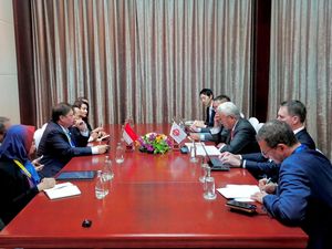 Airlangga Ajak AIIB Perluas Investasi Infrastruktur di RI