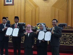 Sidang Paripurna DPRD Surabaya Tetapkan Adi Sutarwijono Jadi Ketua Lagi Sidang Paripurna DPRD Surabaya Tetapkan Adi Sutarwijono Jadi Ketua Lagi