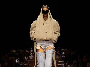 Foto: 10 Koleksi Balenciaga Spring/Summer 2025