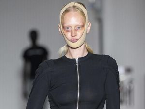 Model Tampil dengan Wajah Memar, Dagu Diperban di Runway Desainer Ukraina