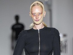 Model Tampil dengan Wajah Memar, Dagu Diperban di Runway Desainer Ukraina