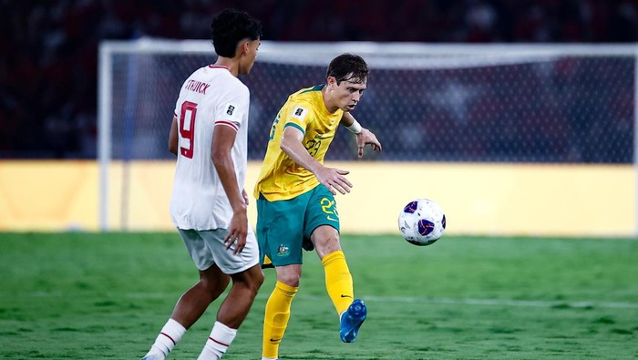 JAKARTA, INDONESIA - SEPTEMBER 10: Craig Goodwin of Australia #23 kicks the ball during the FIFA World Cup Asian 3rd Qualifier Group C match between Indonesia and Australia at Gelora Bung Karno Stadium on September 10, 2024 in Jakarta, Indonesia. (Photo by Robertus Pudyanto/Getty Images)