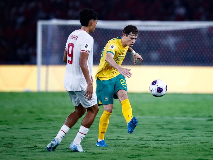 JAKARTA, INDONESIA - SEPTEMBER 10: Craig Goodwin of Australia #23 kicks the ball during the FIFA World Cup Asian 3rd Qualifier Group C match between Indonesia and Australia at Gelora Bung Karno Stadium on September 10, 2024 in Jakarta, Indonesia. (Photo by Robertus Pudyanto/Getty Images)
