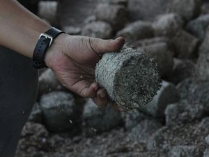 Leburan Uang Kertas Jadi Bahan Bakar PLTU Leburan Uang Kertas Jadi Bahan Bakar PLTU