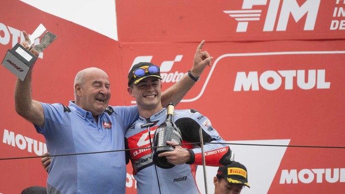 manu gonzalez moto2 moto2 jepang moto2 2024 qjmotor gresini moto2 MOTEGI, JAPAN - OCTOBER 06: Manuel Gonzalez (R) of Spain and QJMOTOR Gresini Moto2⢠celebrates the victory on the podium during the Moto2 race during the MotoGP Of Japan - Race at Twin Ring Motegi on October 06, 2024 in Motegi, Japan. (Photo by Mirco Lazzari gp/Getty Images)