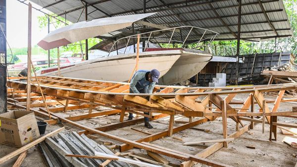 Melihat Pembuatan Kapal dari Fiber di Tangerang