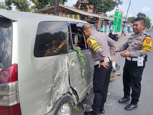 Innova Hilang Kendali Tabrak Motor hingga 2 Tewas Diduga Sopir Ngantuk