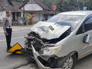 Mobil Innova Hilang Kendali Tabrak Motor-Pohon di Blitar, 2 Tewas-1 Luka