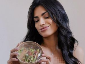 Bawa Bekal Diet yang Baunya Semerbak, Model Ditegur Pramugari Bawa Bekal Diet yang Baunya Semerbak, Model Ditegur Pramugari