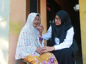 Tangis Nenek Sebatang Kara Banyuwangi Pecah di Pelukan Ipuk Fiestiandani Tangis Nenek Sebatang Kara Banyuwangi Pecah di Pelukan Ipuk Fiestiandani