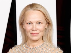 Dokter Bedah Ungkap Rahasia Cantik Pamela Anderson Tanpa Makeup di Usia 57