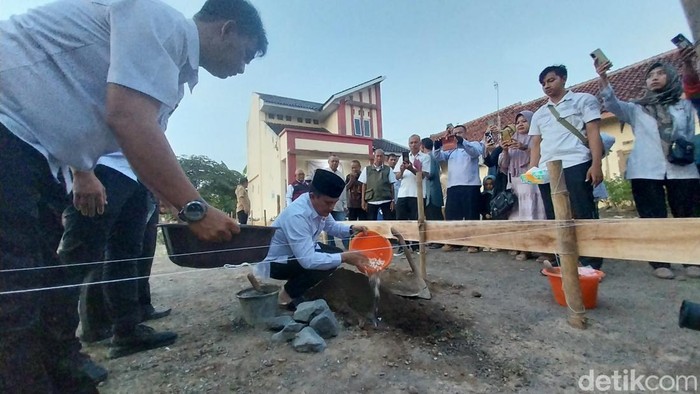 Peletakan kerikil pertama pembangunan Kantor PMI Majalengka oleh Pj Bupati Majalengka Dedi Supandi. Peletakan kerikil pertama pembangunan Kantor PMI Majalengka oleh Pj Bupati Majalengka Dedi Supandi.