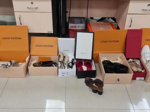 Penampakan Tas-Sepatu Branded Disita Polisi Terkait Kasus SPPD Fiktif DPRD Riau Penampakan Tas-Sepatu Branded Disita Polisi Terkait Kasus SPPD Fiktif DPRD Riau