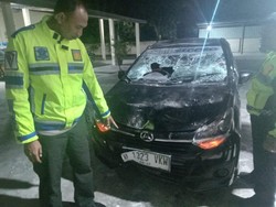 Viral Mobil Ayla Diamuk Massa Usai Tabrak Lari 2 Motor di Sleman