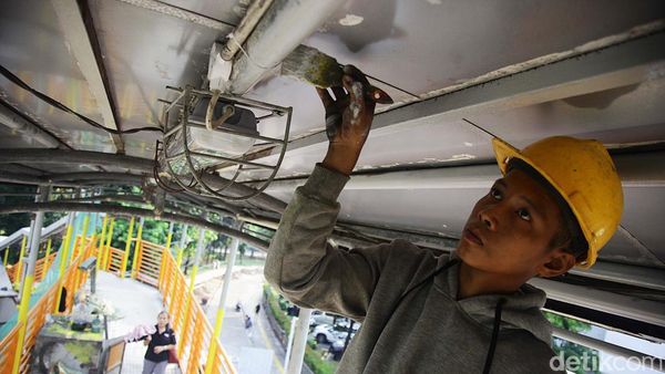Potret Peremajaan JPO Kuningan Madya Aini Jakarta