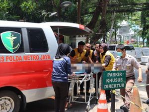 Wanita Ceburkan Diri Bersama Balita di Dermaga Ancol, Warga Evakuasi Wanita Ceburkan Diri Bersama Balita di Dermaga Ancol, Warga Evakuasi
