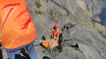 Misteri Kematian di Puncak Rinjani: Evakuasi Dramatis Jasad PendakiTragedi di Atap Lombok: Evakuasi Mencekam Jasad Pendaki RinjaniNyawa Melayang di Surga