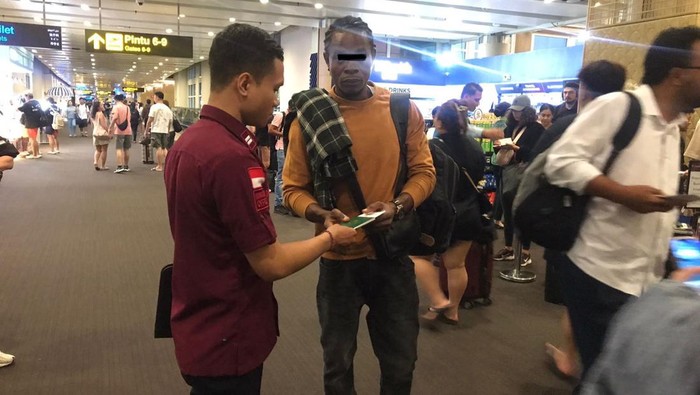 Seorang warga negara (WN) Nigeria berinisial OAC dideportasi lewat Bandara I Gusti Ngurah Rai, Bali, alasannya sengaja menetralisir paspor, Selasa (8/10/2024). (Foto: Dok. Imigrasi Ngurah Rai) Seorang warga negara (WN) Nigeria berinisial OAC dideportasi lewat Bandara I Gusti Ngurah Rai, Bali, alasannya sengaja menetralisir paspor, Selasa (8/10/2024). (Foto: Dok. Imigrasi Ngurah Rai)