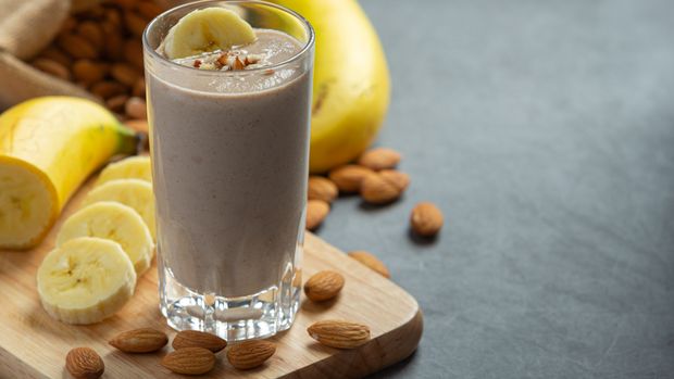 Smoothie pisang/ Foto: Freepik.com/jcomp Minuman di malam hari agar tidur nyenyak