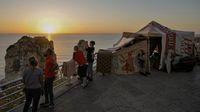 Warga Lebanon Bangun Pengungsian di Pantai