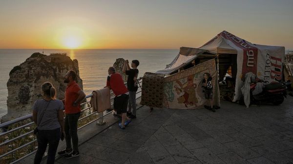 Warga Lebanon Bangun Pengungsian di Pantai