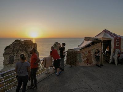 Warga Lebanon Bangun Pengungsian di Pantai