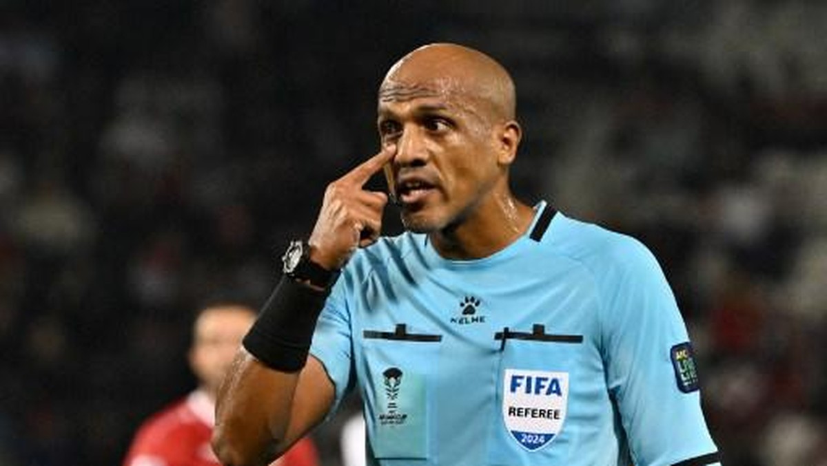 Wasit Ahmed Al Kaf pensiun. (Foto: AFP/HECTOR RETAMAL)