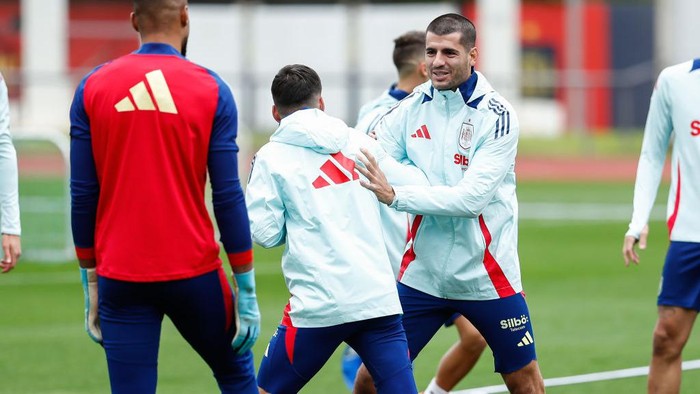 LAS ROZAS, SPAIN - OCTOBER 08: Alex Baena and Alvaro Morata of Spain, gesture during a training session prior to the Spanish national soccer teams UEFA Nations League matches at Ciudad del Futbol on October 8, 2024, in Las Rozas, Madrid, Spain. (Photo By Irina R. Hipolito/Europa Press via Getty Images)