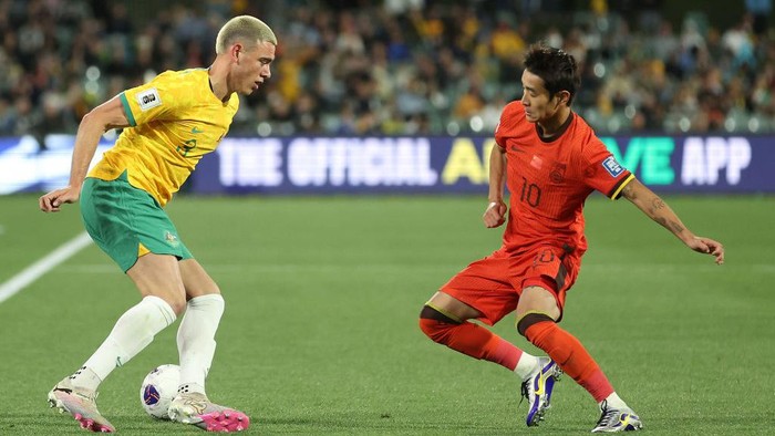 ADELAIDE, AUSTRALIA - OCTOBER 10: Lewis Miller of the Socceroos is pressured by Shihai Wei of China PR during the third round FIFA World Cup 2026 Qualifier match between Australia Socceroos and China PR at Adelaide Oval on October 10, 2024 in Adelaide, Australia. (Photo by Robert Cianflone/Getty Images)