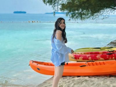 8 Gaya Simpel Tapi Mewah Ayu Ting Ting Liburan ke Pulau, Sandalnya Rp 12 Juta