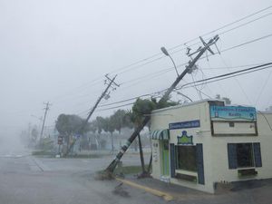 Badai Hilton Bikin Tiang Listrik Patah dan SPBU Rusak