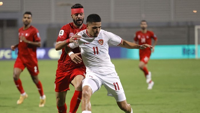 Soccer Football - World Cup - Asian Qualifiers - Third Round - Group C - Bahrain v Indonesia - Bahrain National Stadium, Riffa, Bahrain - October 10, 2024 Bahrains Waleed Al Hayam in action with Indonesias Ragnar Oratmangoen REUTERS/Hamad I Mohammed