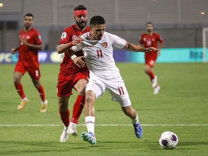 Soccer Football - World Cup - Asian Qualifiers - Third Round - Group C - Bahrain v Indonesia - Bahrain National Stadium, Riffa, Bahrain - October 10, 2024 Bahrains Waleed Al Hayam in action with Indonesias Ragnar Oratmangoen REUTERS/Hamad I Mohammed