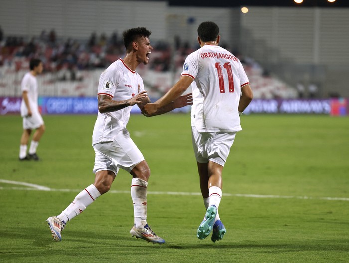 Soccer Football - World Cup - Asian Qualifiers - Third Round - Group C - Bahrain v Indonesia - Bahrain National Stadium, Riffa, Bahrain - October 10, 2024 Indonesias Ragnar Oratmangoen celebrates scoring their first goal with Mees Hilgers REUTERS/Hamad I Mohammed