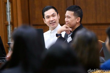 Tajuk Berita Unik: Sultan Otomotif Harvey Moeis Borong Porsche Rp 13 Miliar, STNK-BPKB Masih Misteri Transaksi Fantastis: Harvey Moeis Gelontorkan