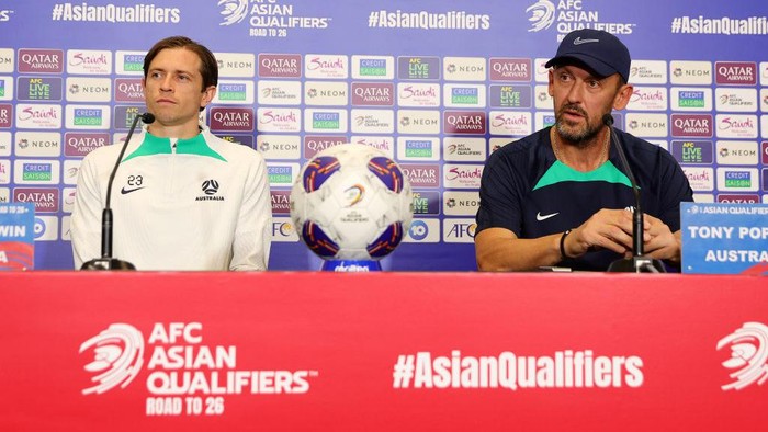 Craig Goodwin, Tony Popovic ADELAIDE, AUSTRALIA - OCTOBER 09: Craig Goodwin of the Socceroos and Tony Popovic, Head coach of the Socceroos during a Socceroos training session at Coopers Stadium on October 09, 2024 in Adelaide, Australia. (Photo by Sarah Reed/Getty Images)